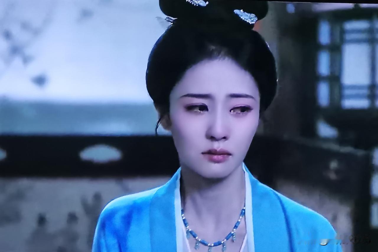 看电视剧《莫离》，为白鹿的表演喝彩。

台风天窝在家里充了会费追电视剧《莫离》，