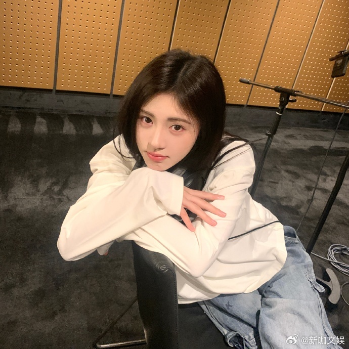 #鞠婧祎头戴耳机##鞠婧祎录音花絮记录# 鞠婧祎在头戴耳机的状态下，认真地录制着