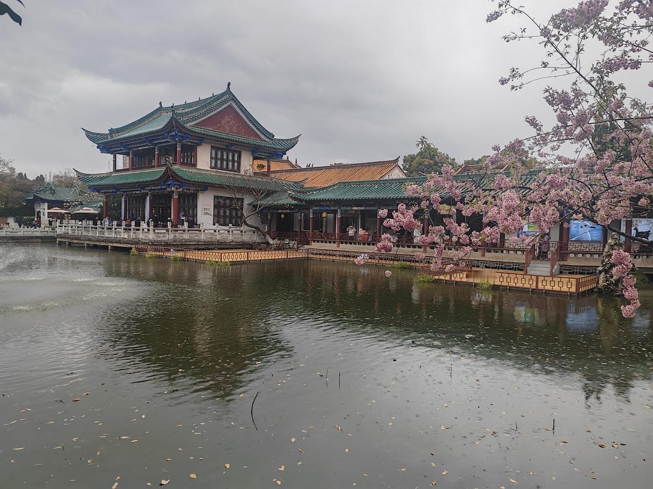 三百多年前，在这个湖畔，有一个绝色女子，平日里，她会弹琴吟唱，或凭栏远眺，或清歌