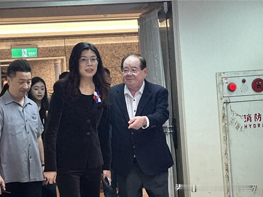 郑丽文应该明白一个道理，台湾的问题不是和平那么简单，而是要回归和统一。眼下，郑丽