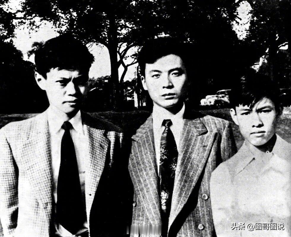 1947年杨振宁和弟弟杨振平与邓稼先在美国芝加哥留学时留下来这张合影，当时杨振宁