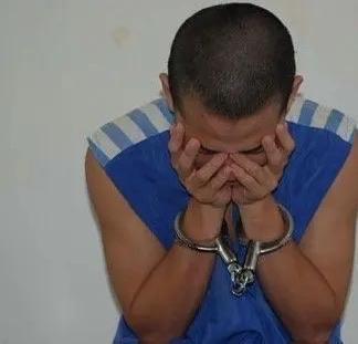 2010年，安徽，一位17岁少年撞见村霸趴在母亲光溜溜的身上，而父亲不敢反抗！少