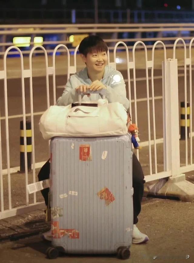 保安误把莎莎队友当粉丝阻拦
明媚小莎上线
国乒运动员从沙特回国
坐在那里就像黑夜