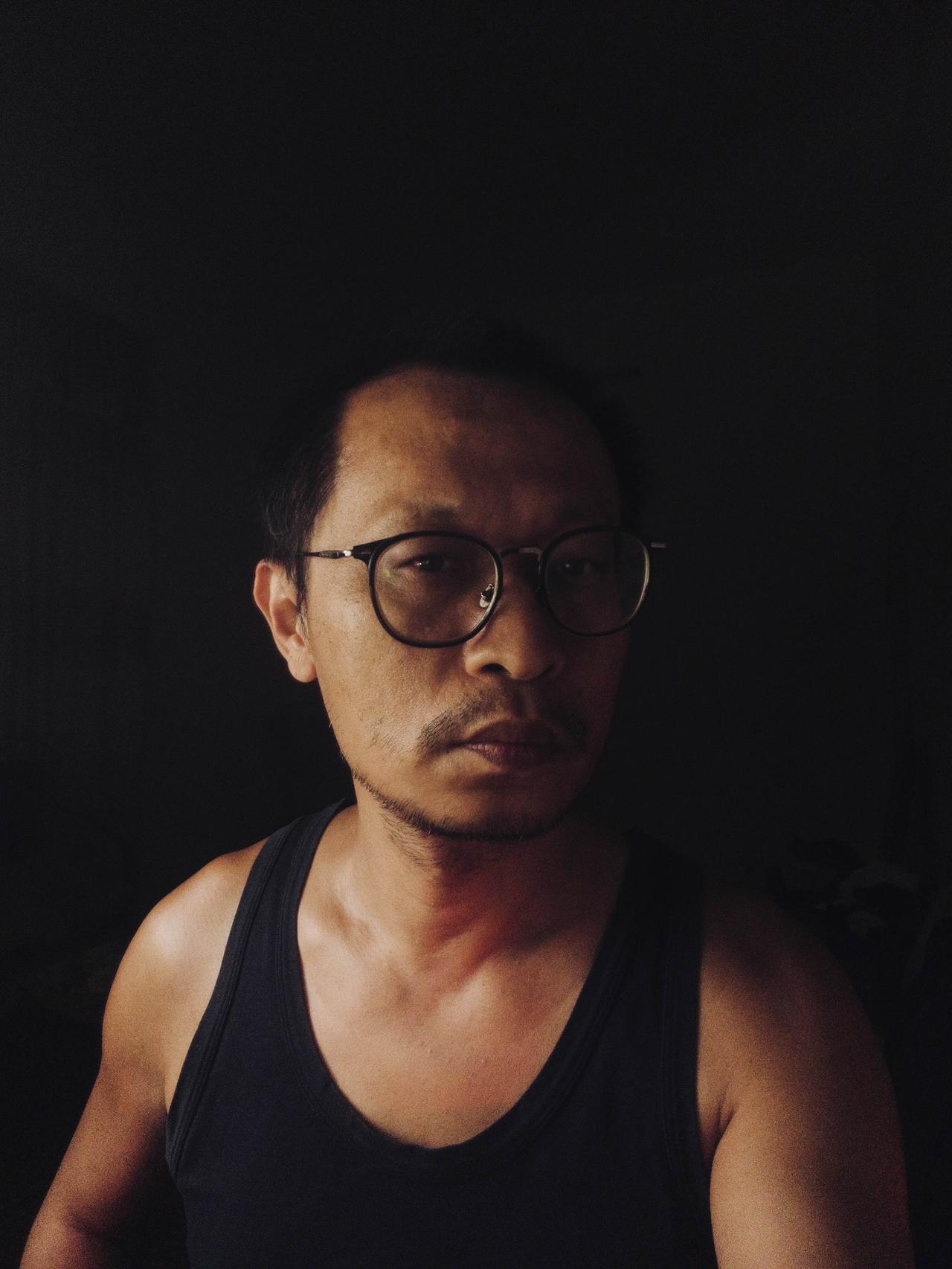 总感觉命不久矣，早上醒来，枕头都是掉落的头发，捡了下床头搪瓷杯里的烟头，猛吸了几