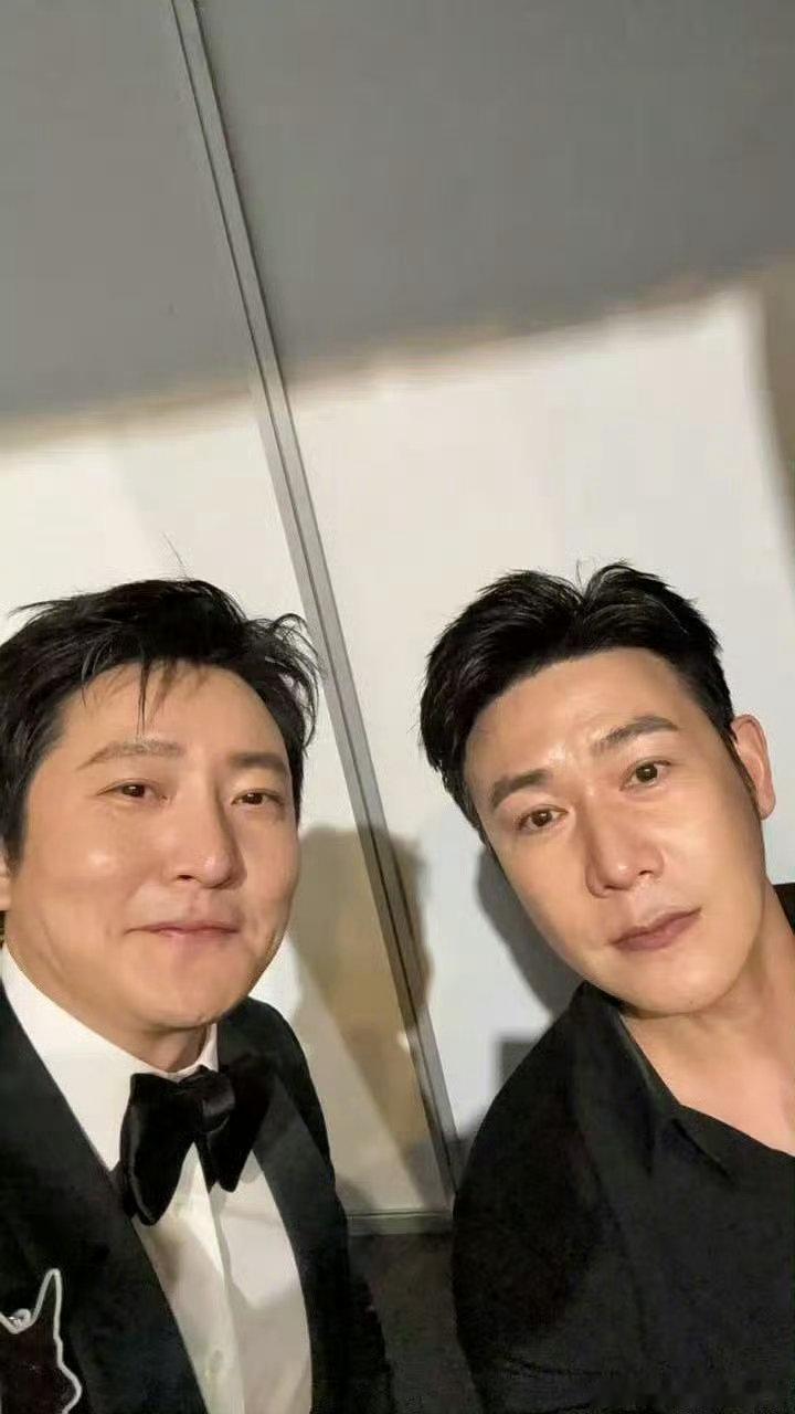 陆毅郭京飞合照陆毅郭京飞后台合影星光大赏内场这是什么神仙同框现场，一个儒雅一个风