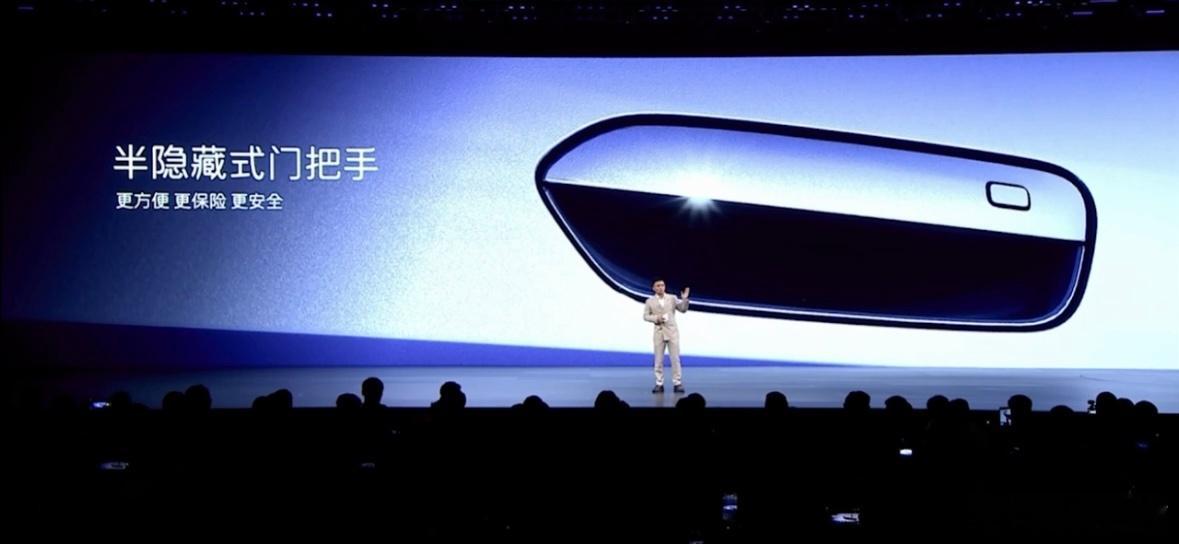 新阿维塔12今天也上市咯设计上由于初代颜值已经很夯所以变化不大主要以下几点变化：