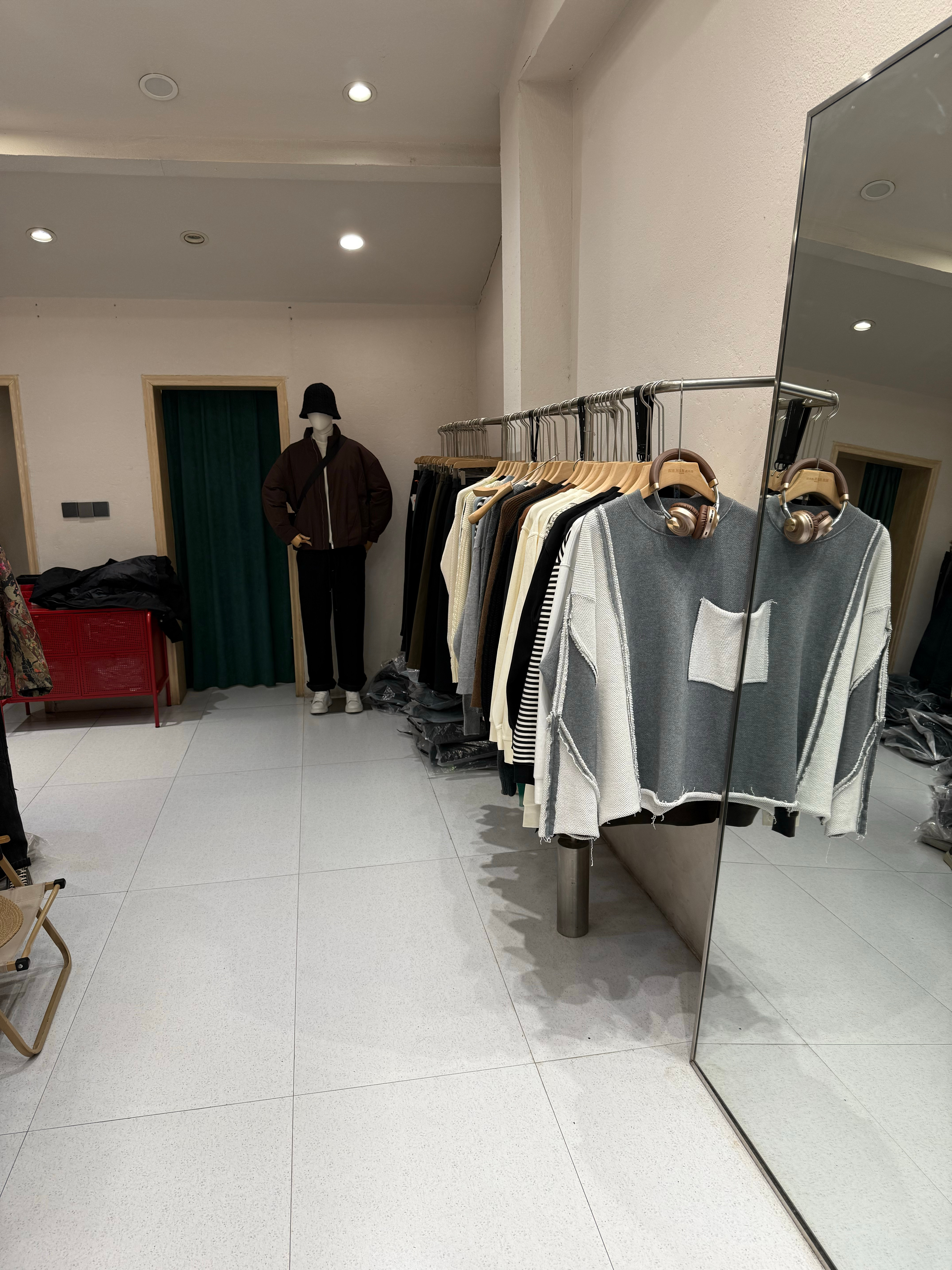 又要我买套衣服，本来是来买压床娃娃的。这个连锁店，今年她应该在这个男装店消费了至