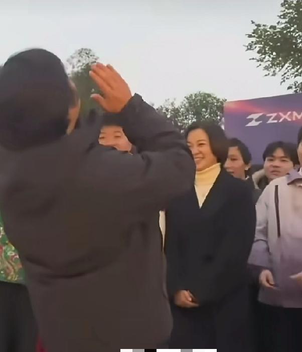 这家伙有两个老婆，对大老婆奋斗了半辈子，对小老婆也不错！老婆看着他爱意满满！
这