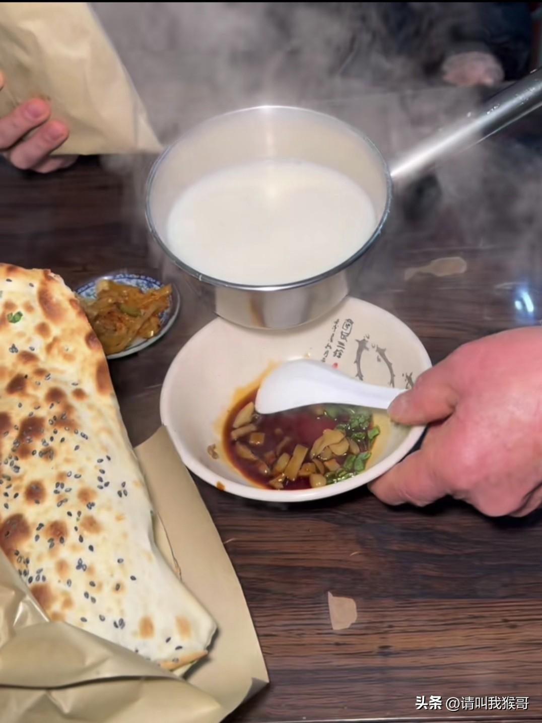 没想到现在吃个早餐都这么贵，一碗豆浆配一个饼，收了我15大洋，真心吃不起了。