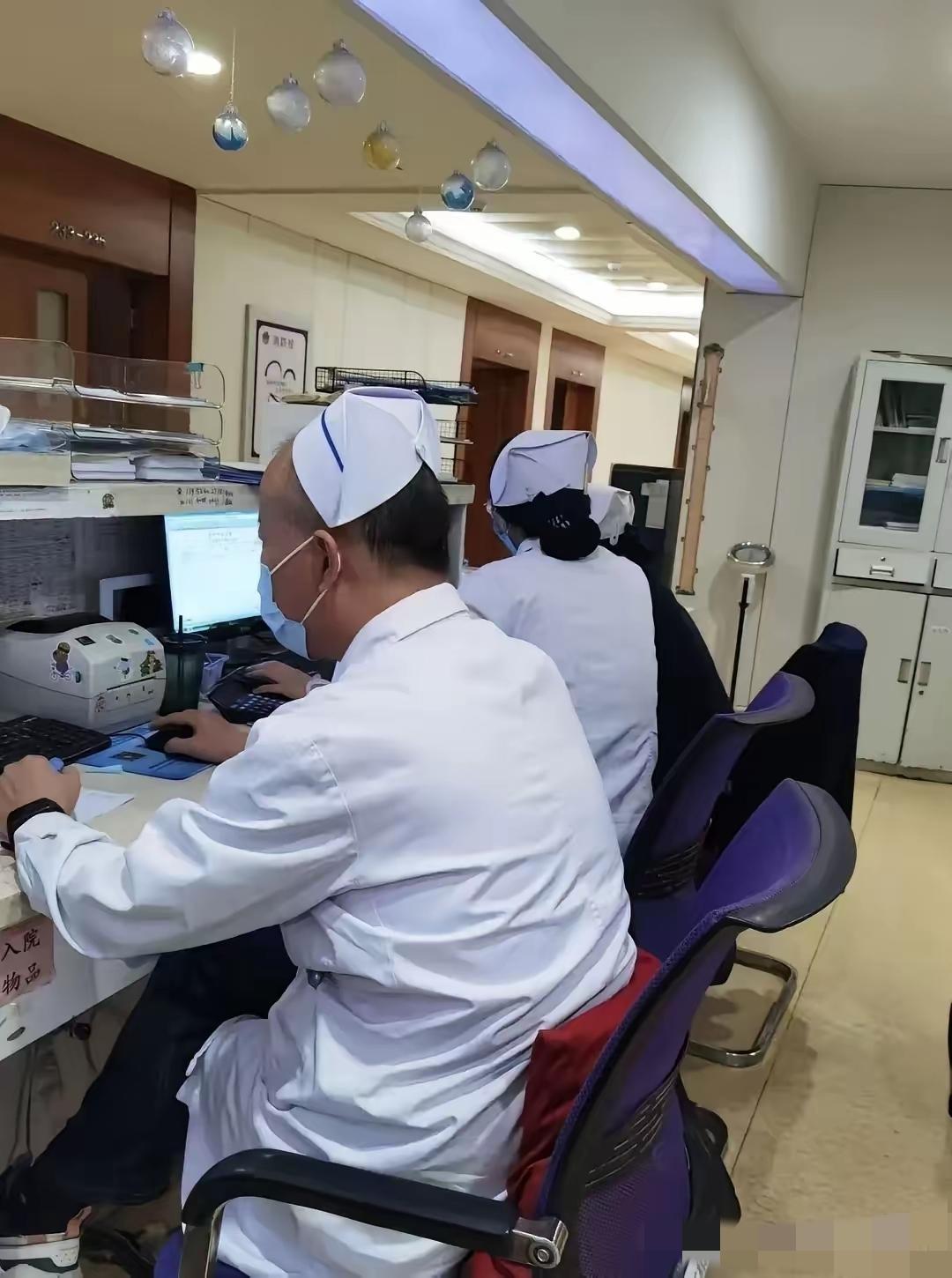 哇塞，惊到我了。
一位大爷戴着护士帽，坐在护士站操作电脑 。医院护士短缺大家都有