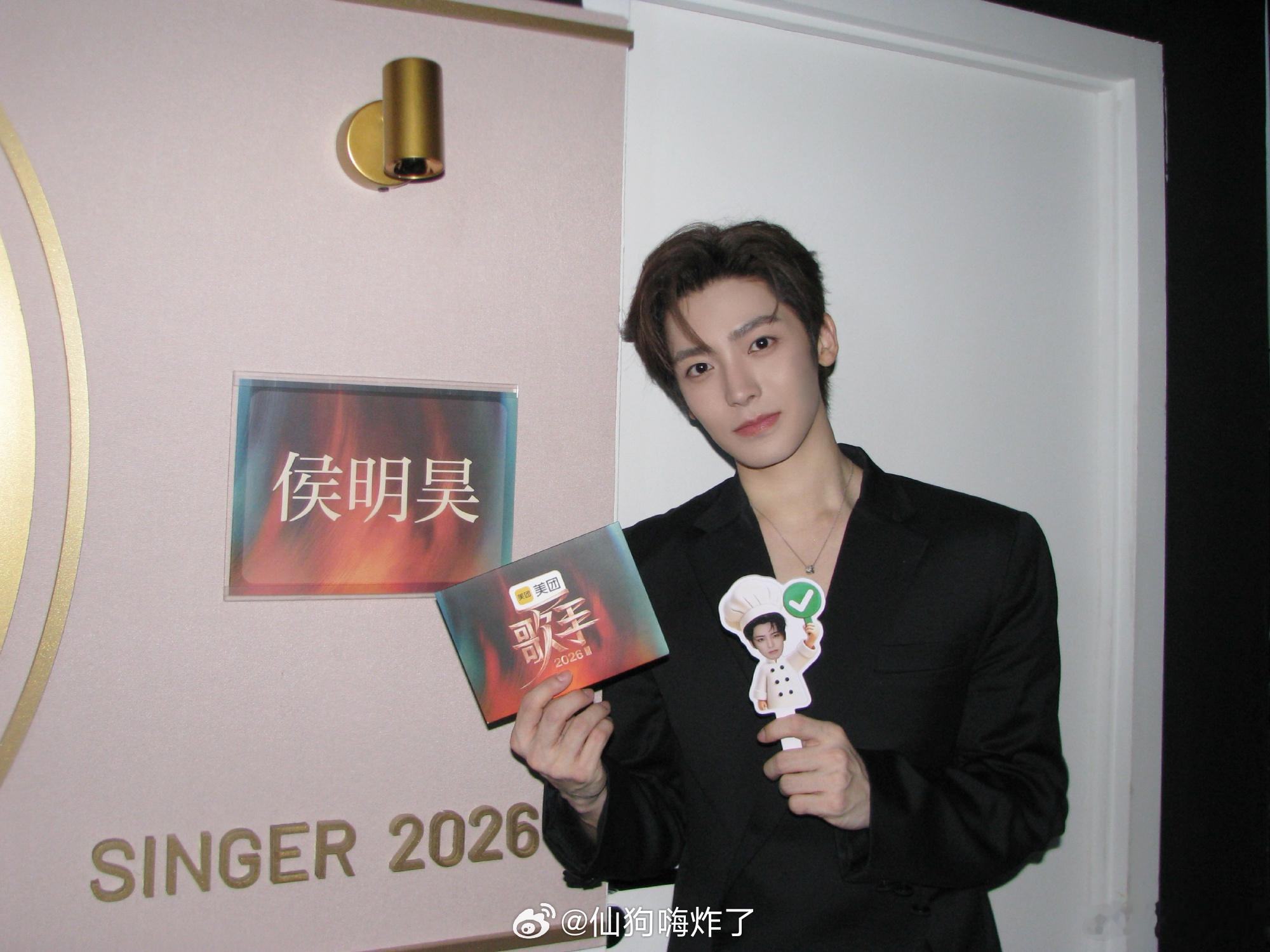 侯明昊发文我是歌手侯明昊现在终于能自信说出我是歌手侯明昊，十年音乐初心圆满落地。