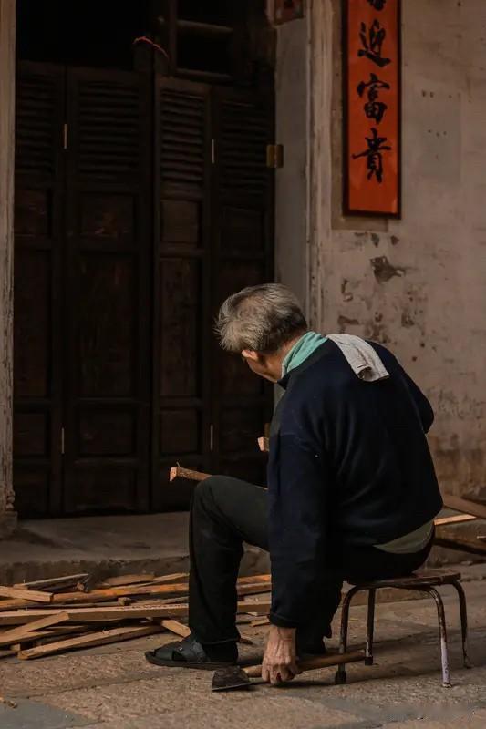 堂叔蹲在田埂抽烟的时候跟我说，回村看看这些年走的人，基本全是当年干活最拼的那批。