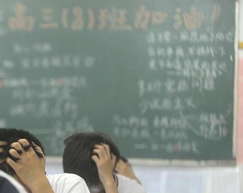 让去听报考机构的讲座
肯定是倾向于
给孩子补课，提分
还有报考指导

费用不低