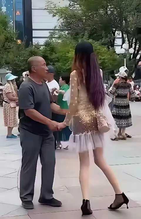 来，跳个舞。
丑不丑没关系，咱约的，你不嫌我老，我不厌你丑，你情我愿，两相欢乐。