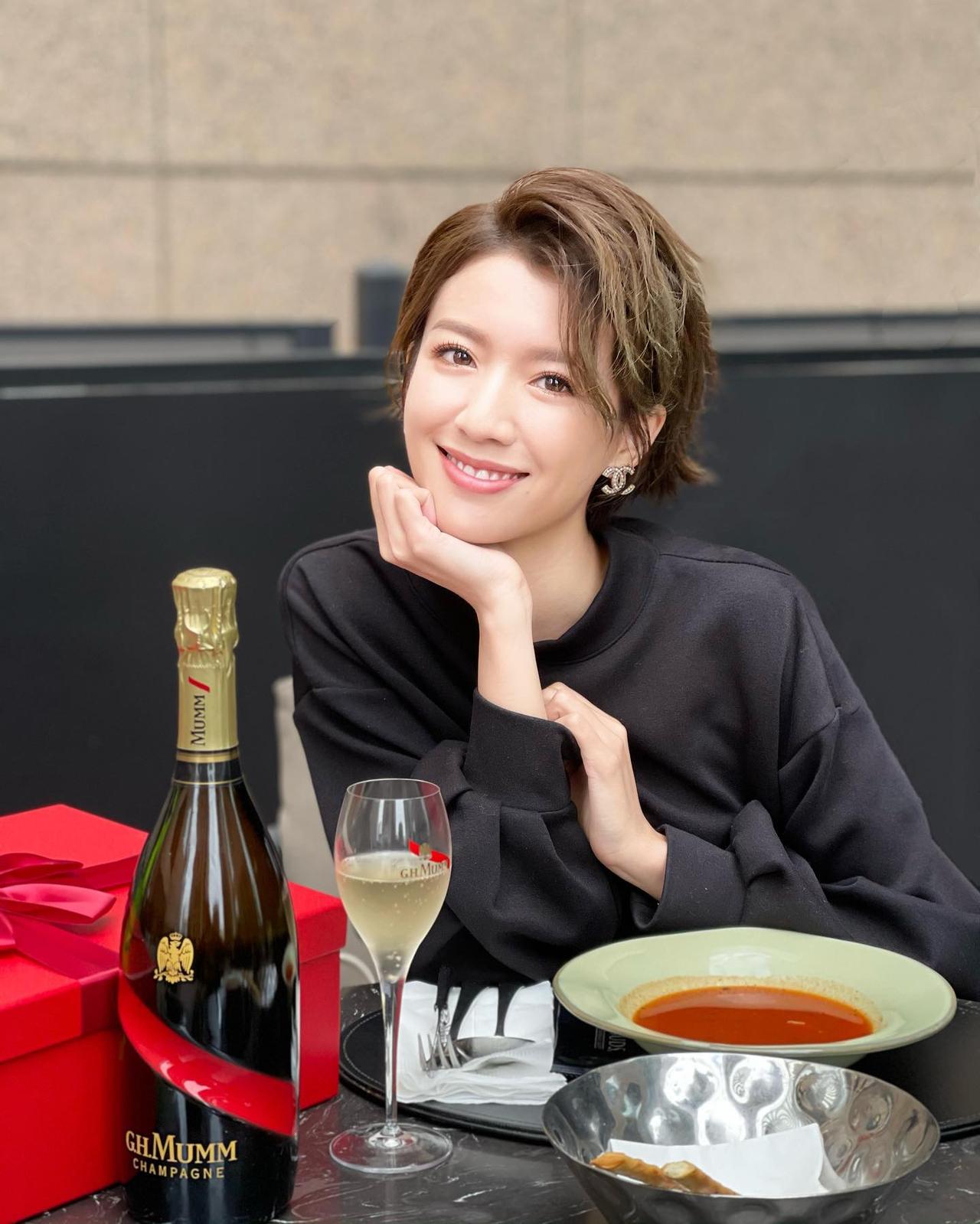 她的颜值应该是香港TVB里面数一数二，演技也是非常厉害，目前TVB非常看重她，基