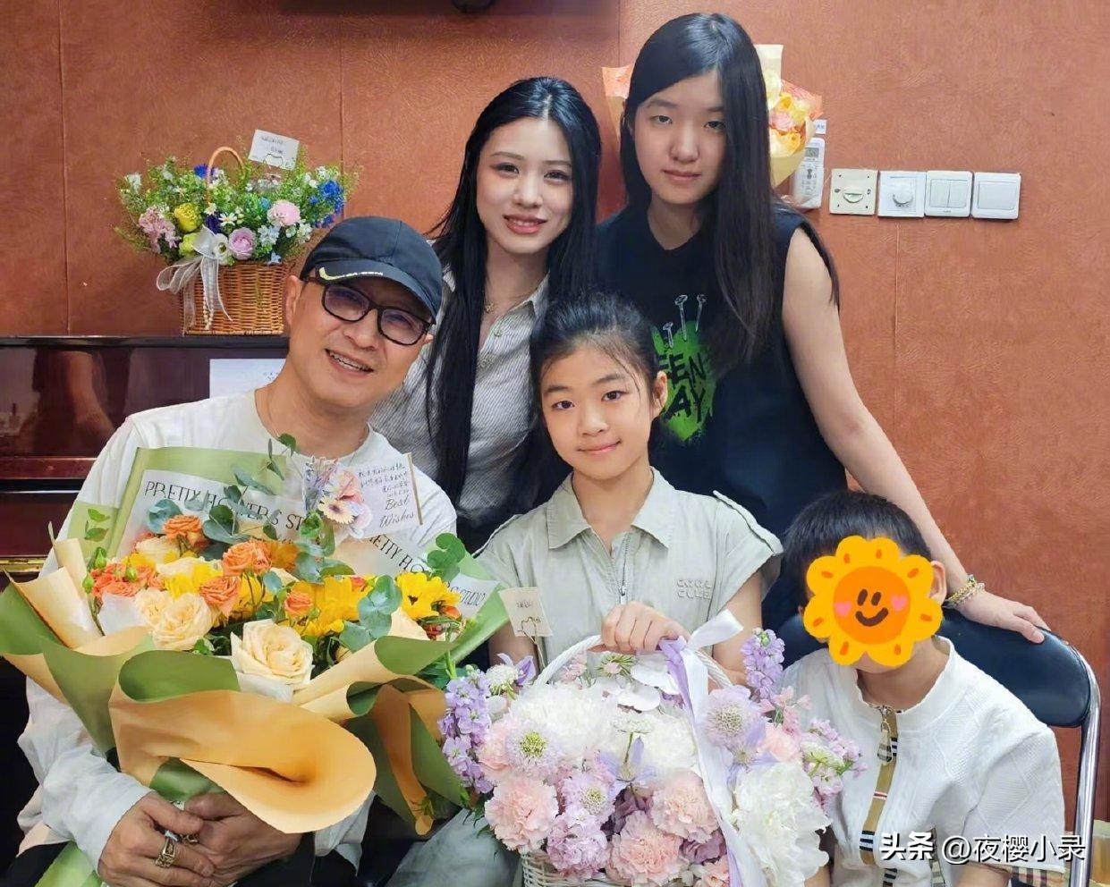 汪峰第一次公开和4个孩子的同框照，三个女儿长得非常像他，颜值都很一般！