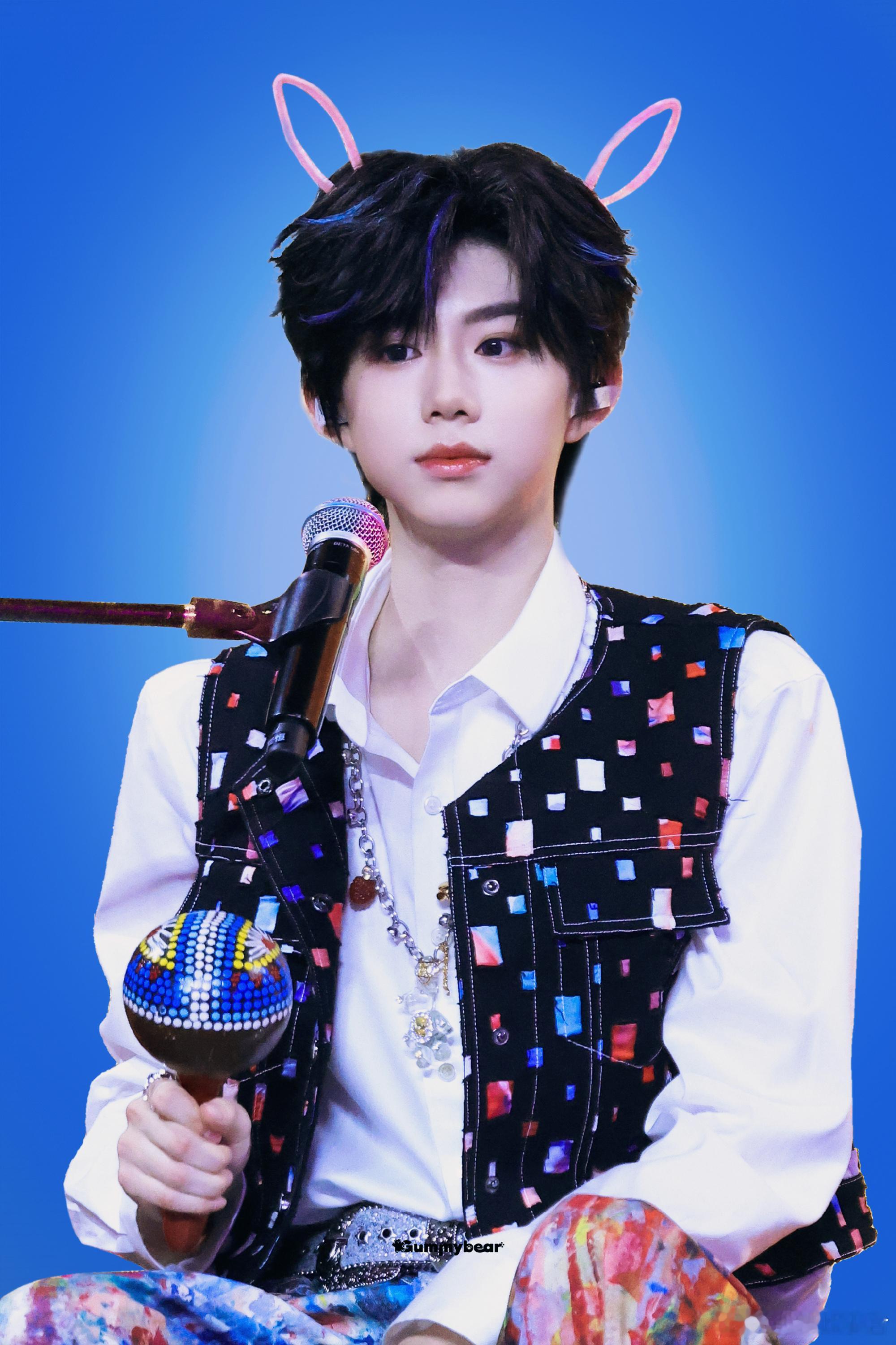 CYH CYH “希望你永远不被世俗拖累，绚烂耀眼，做自己想做的事，成为自己想成