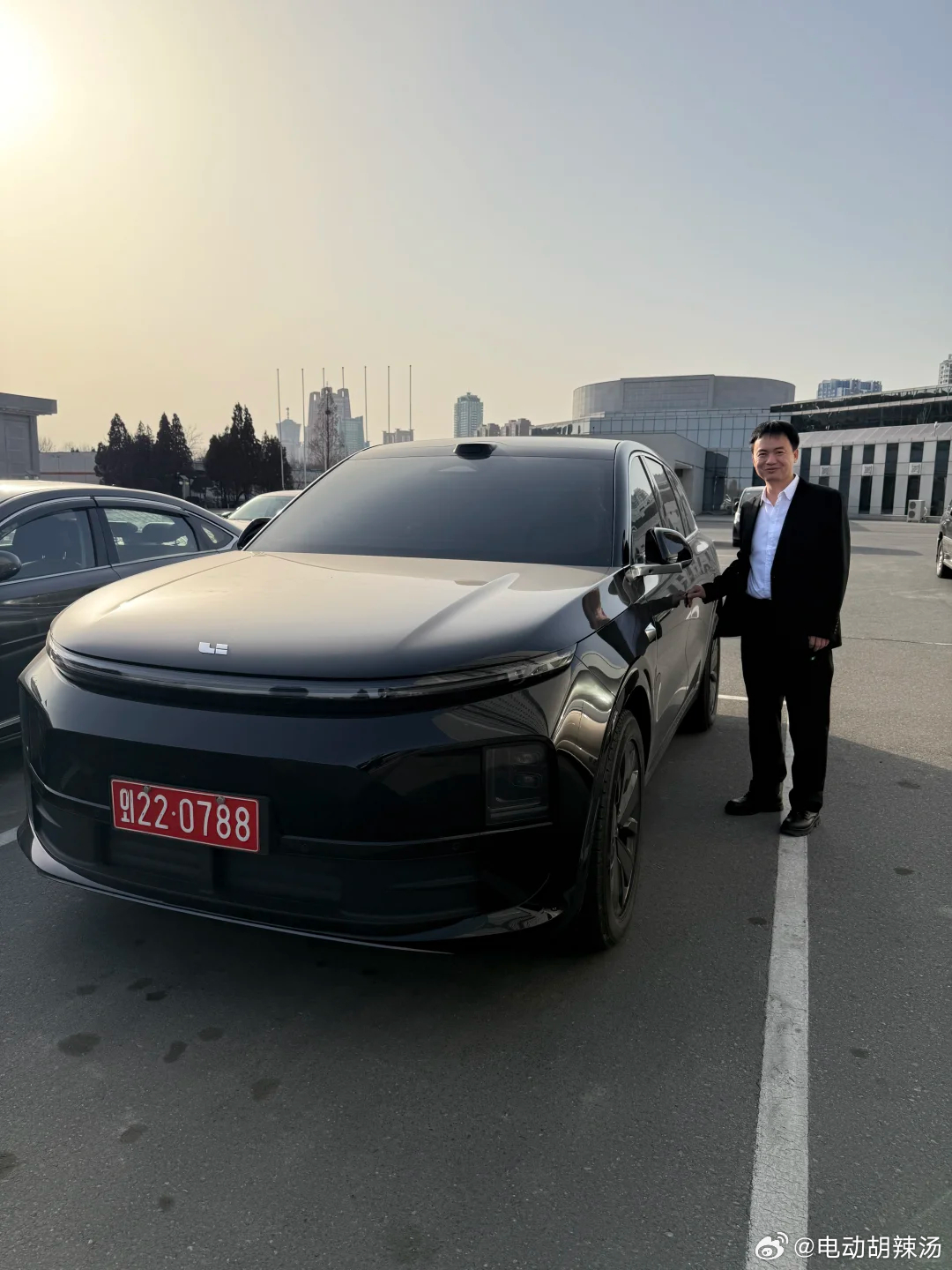 来自于友好邻邦的认可…Ps：红色牌照看起来好有革命特色…理想汽车