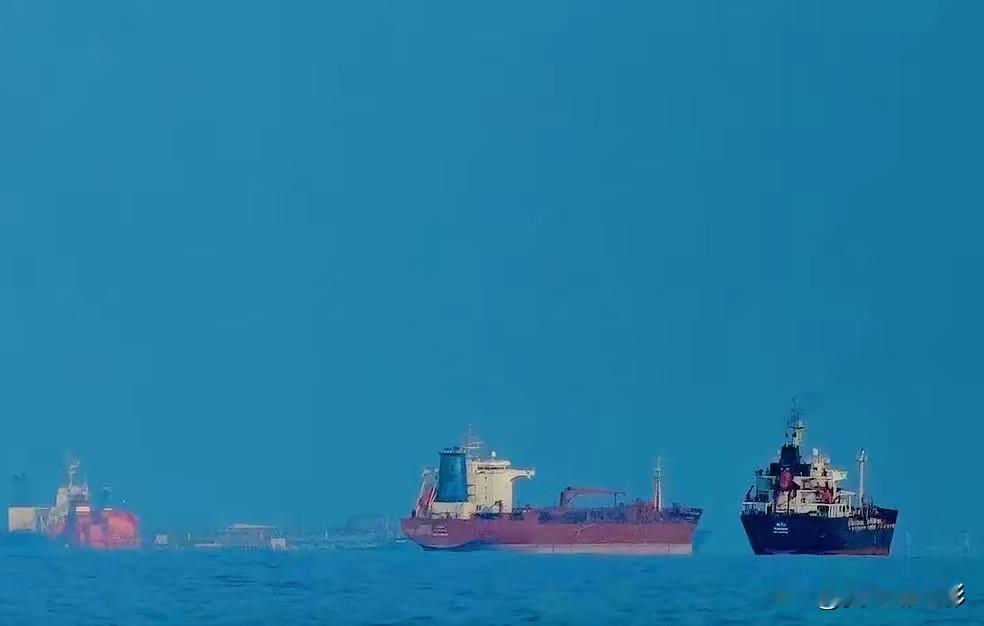 周末事件升级了！

伊朗这回动真格了！直接把霍尔木兹海峡给关了。

为啥关？因为