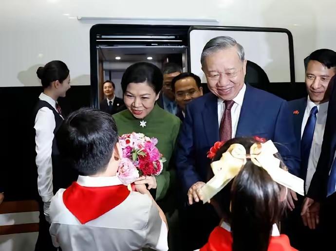 苏林的老婆应该54岁左右，她看着很显老，一看就是老年妇女。
对比一下，西哈莫尼国