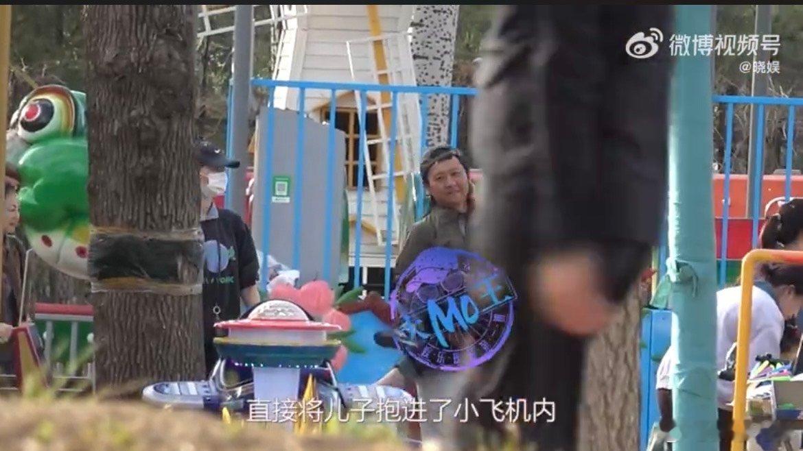 白百何和老公公园遛娃白百何与老公公园遛娃 白百何与老公公园遛娃 ​​​
