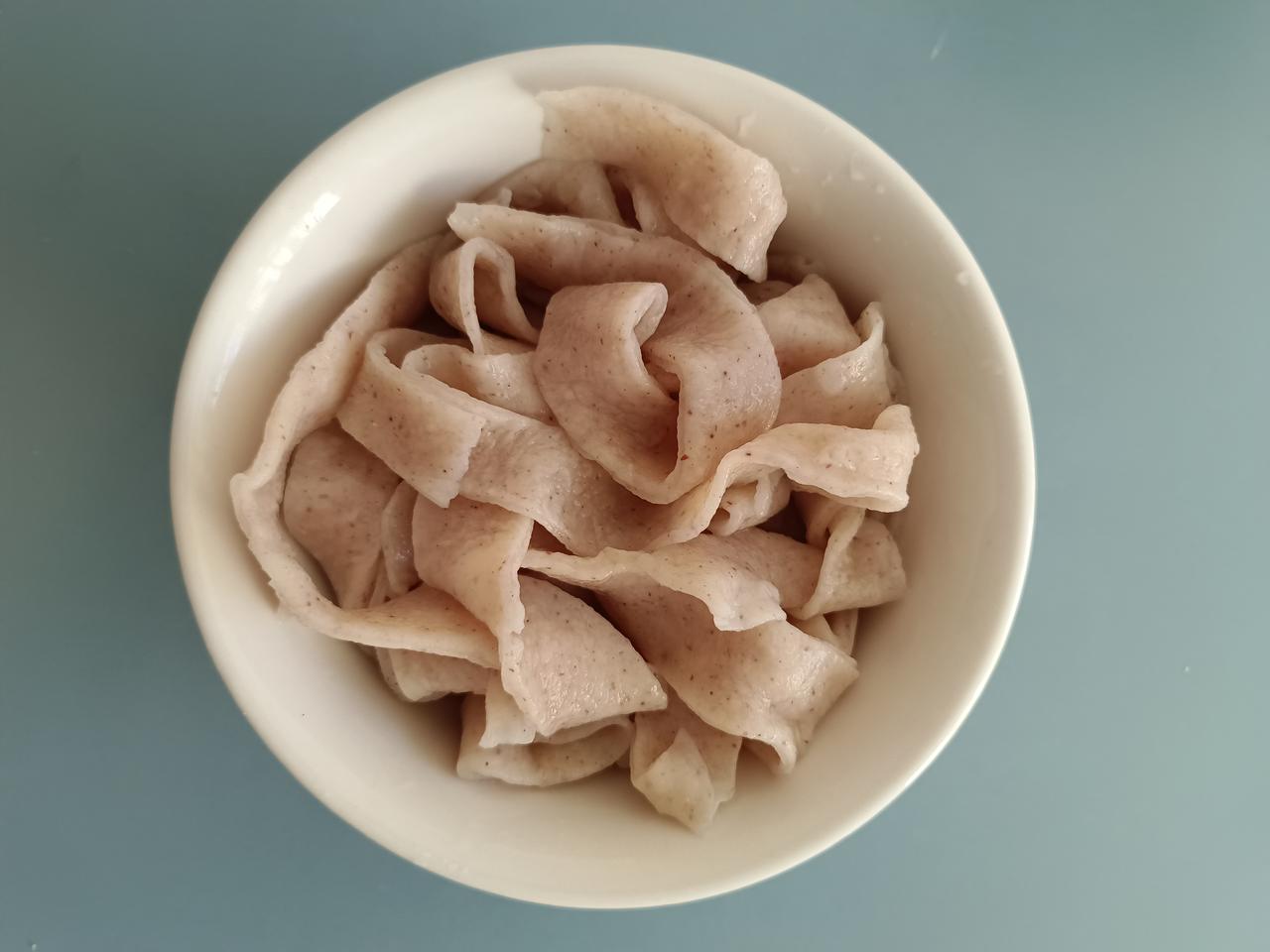 我自己做的鸡蛋荞麦黑麦手擀面，过下水，再配上鸡蛋酱，吃起来非常爽！