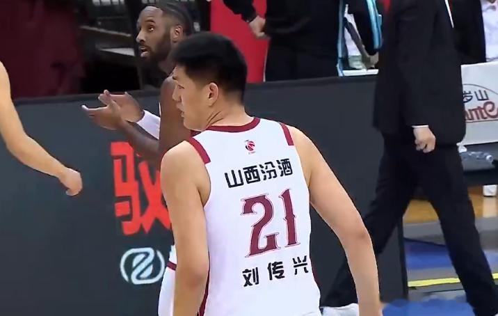山西今天开场用刘传兴狂凿青岛内线啊，4分钟拿了8分2前板2帽还造了6个罚球青岛男