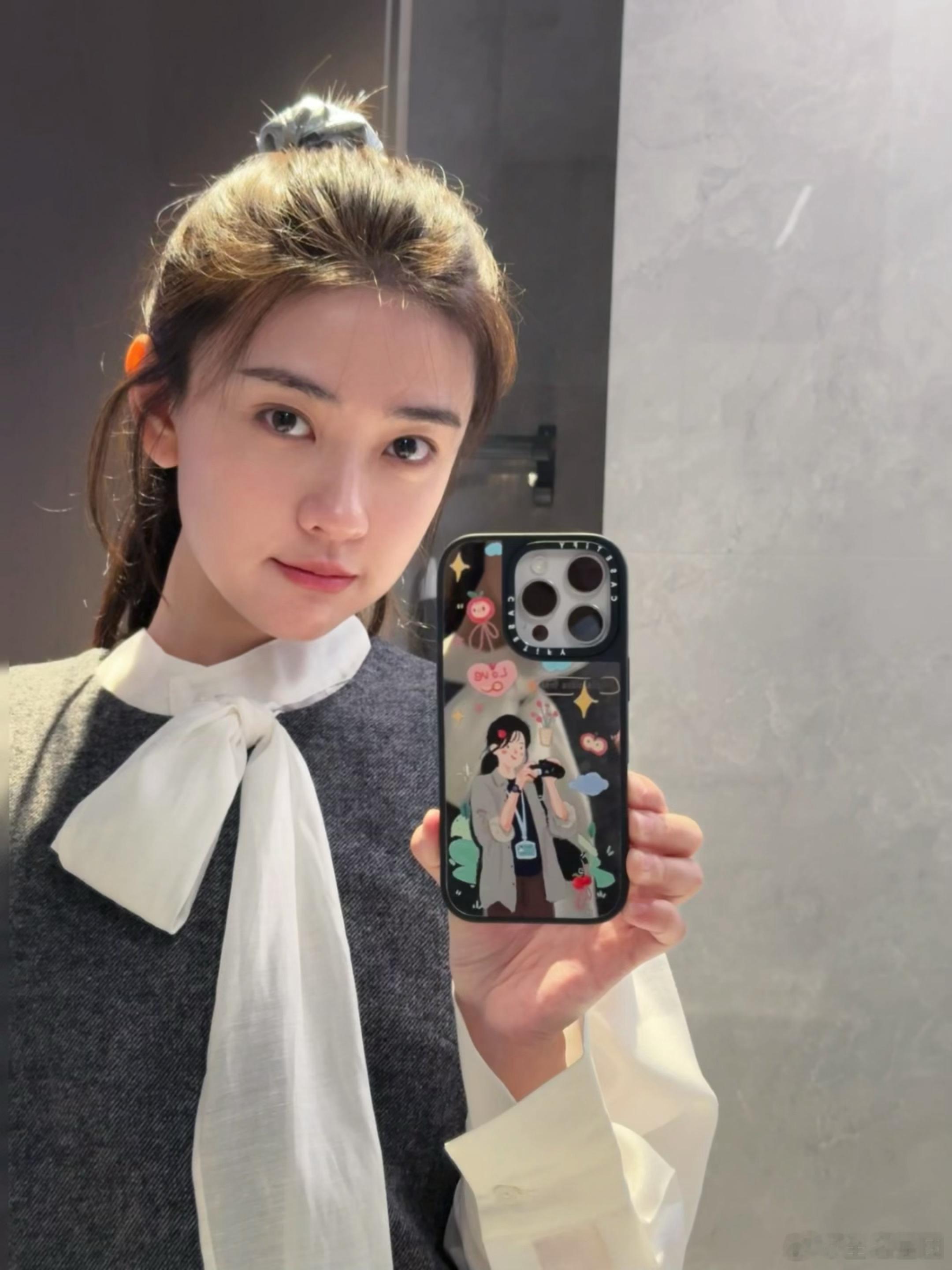 梁洁用了宋冉画像的手机壳   梁洁手机壳是宋冉  哇塞，梁洁用宋冉画像当手机壳，