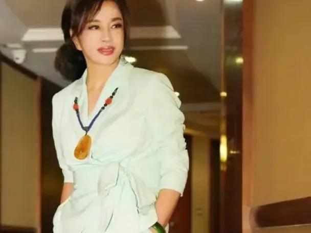 刘晓庆的容颜变化是岁月的见证，我们应尊重并欣赏每个年龄阶段的美，学会以宽容心态看