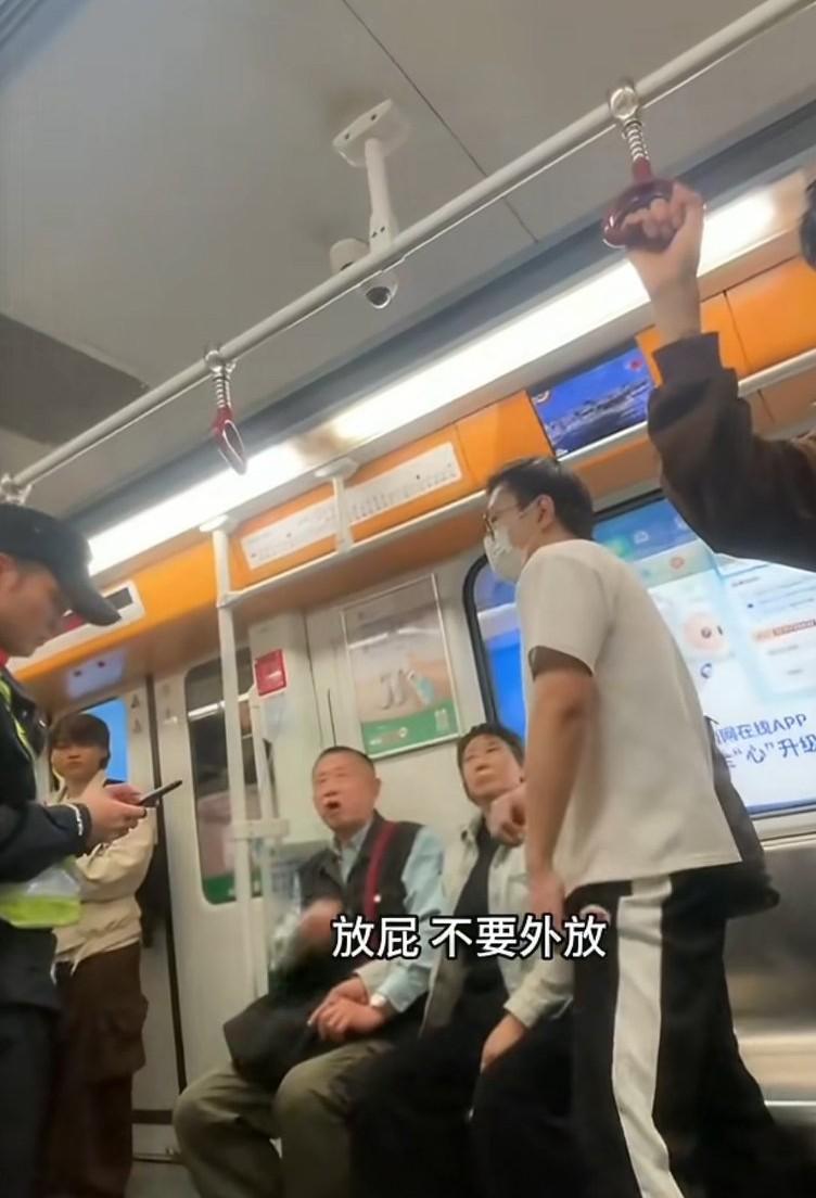 广州地铁上，老人手机外放与年轻人发生争执，双方互飚脏话，随后工作人员过来调解……