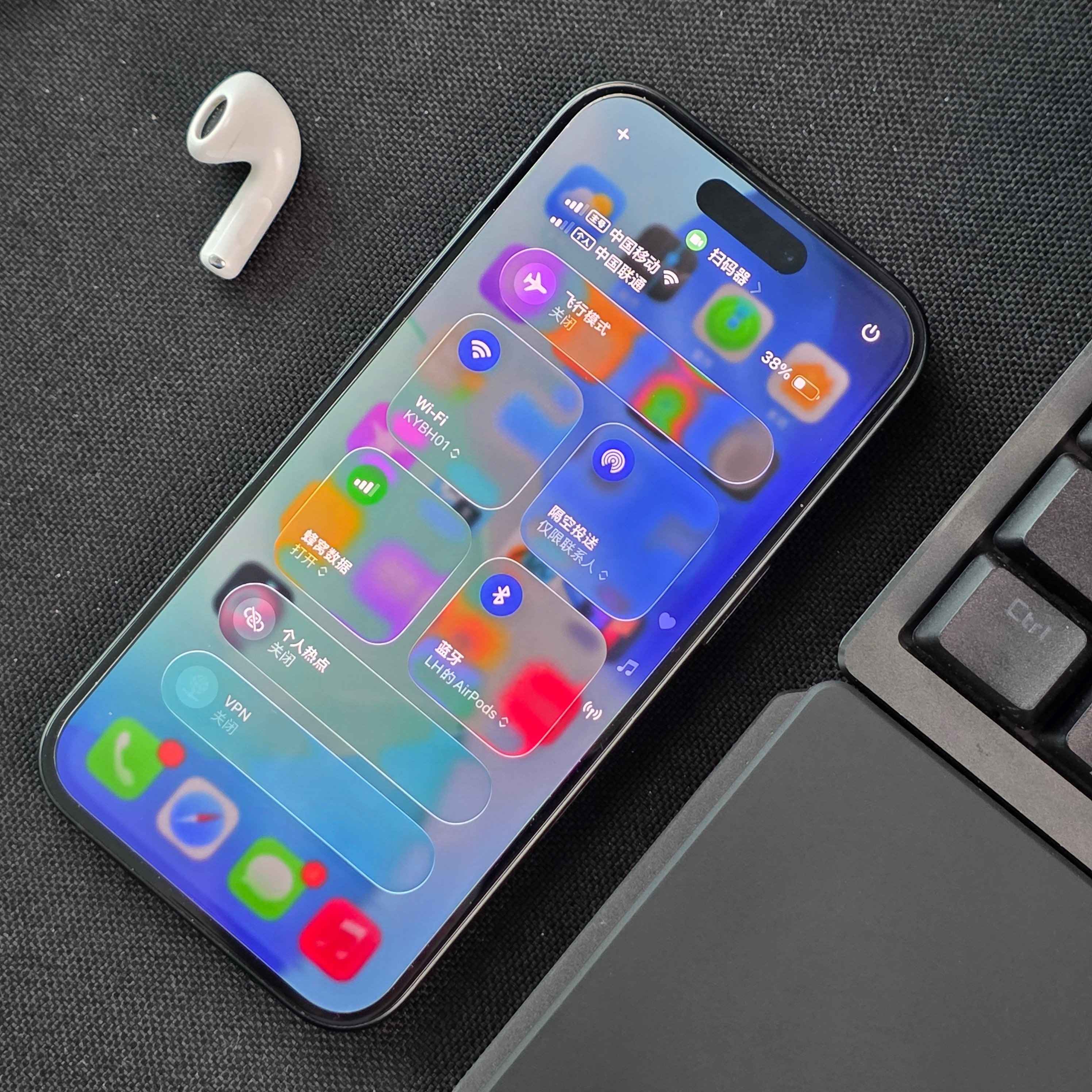 iOS 26液态玻璃设计语言我很喜欢，半透明、磨砂质感和动态光影效果柔和在一起，