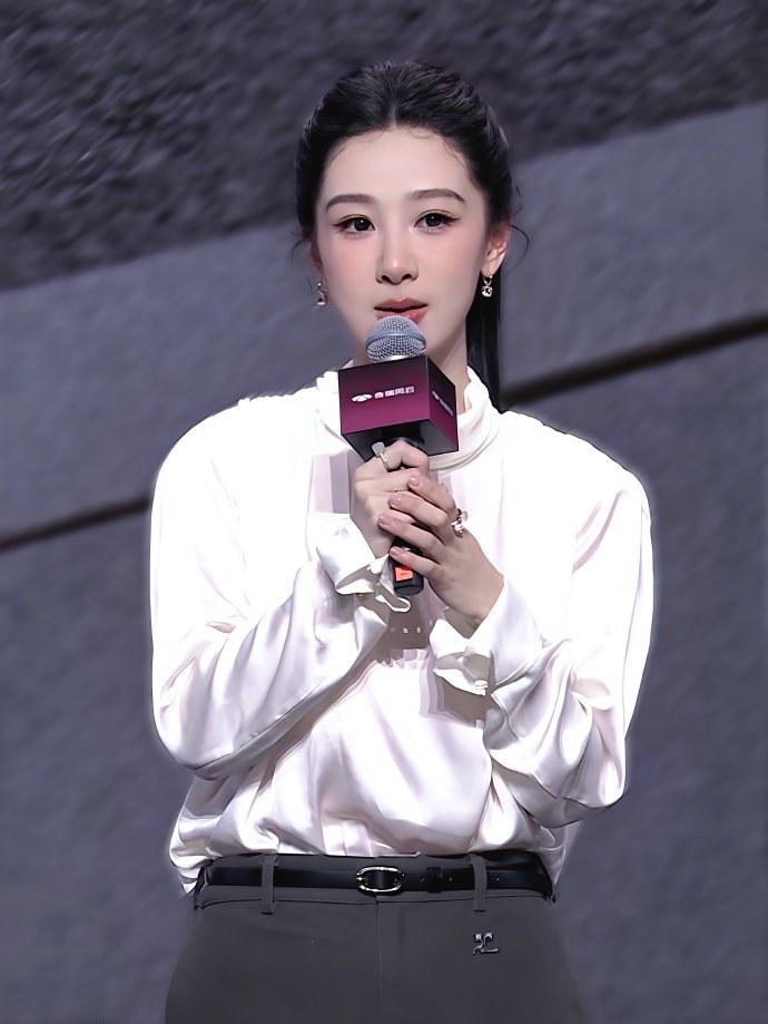 杨紫玉兰花开君再来 💜杨紫董竹君 没有预兆没有理由，你占据我的漫漫温柔。"𝓝