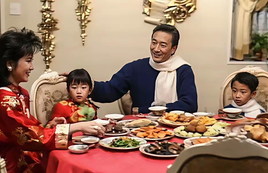 80年代，谢贤与妻子狄波拉以及一对儿女围坐在一起吃年夜饭时的一幕。 