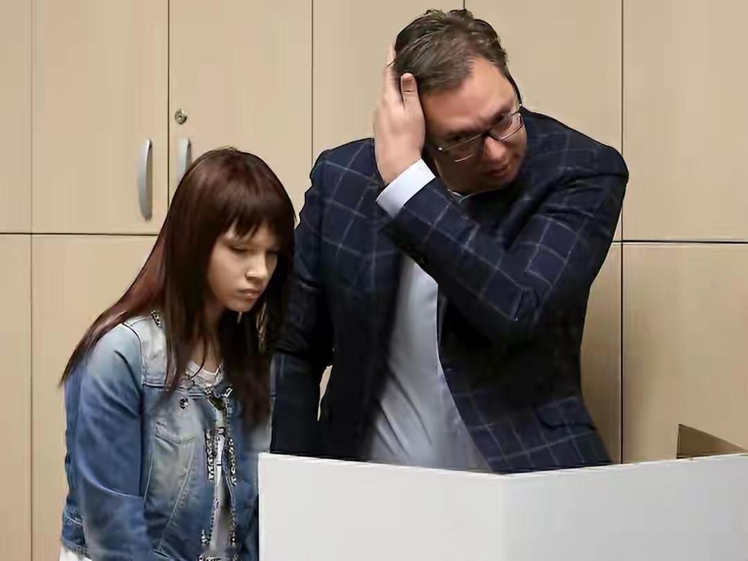 武契奇和原配育有一对儿女，他们的儿子长得像妈，女儿像爸，他们的颜值都不低。