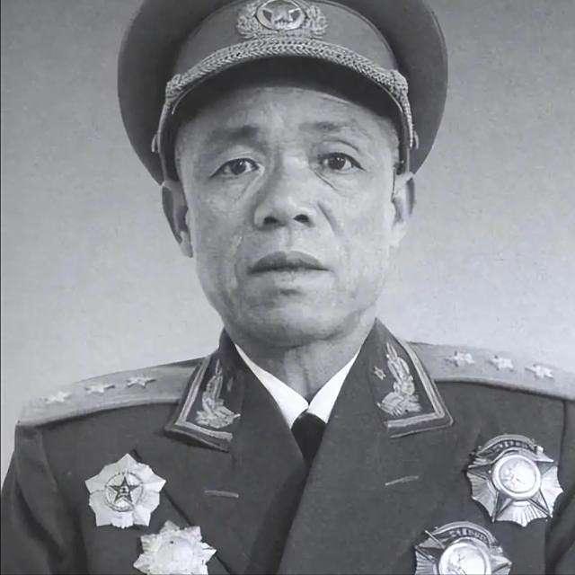 1981年韩先楚回乡探亲，与乡亲们交谈后，拿起电话：传我的命令
 
乡亲们围在院