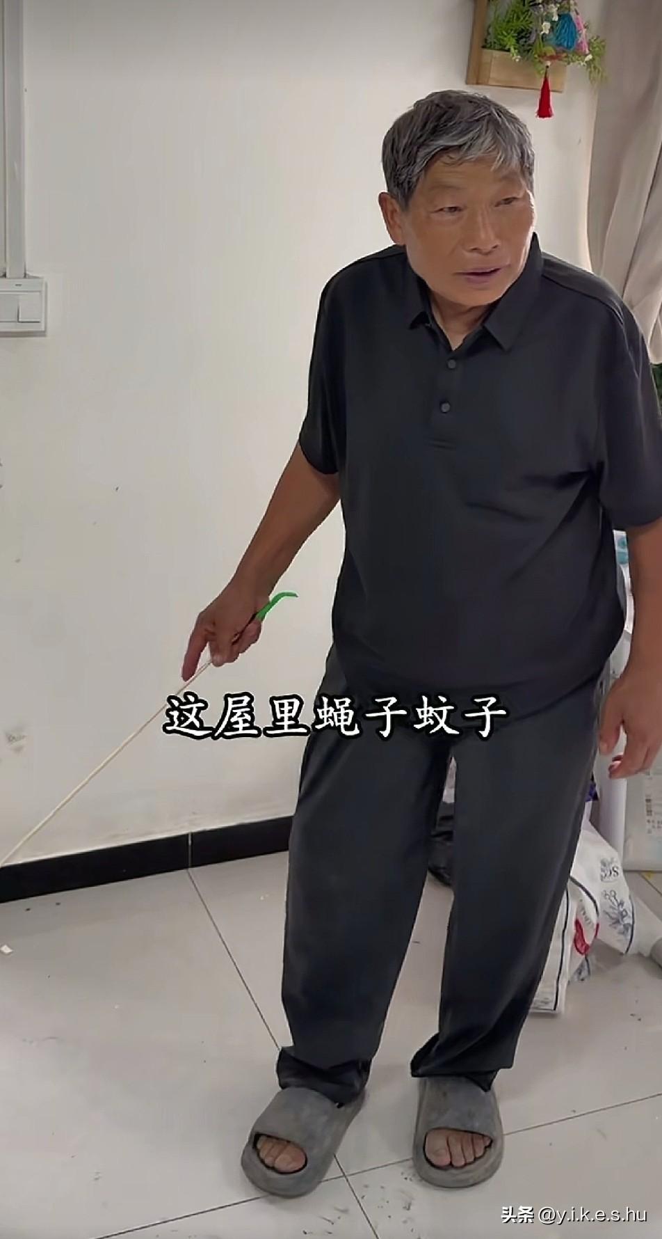树兰的新屋蚊子苍蝇太多，三行晚上被咬的总是睡不好，只能说树兰院里太脏了，养的兔子