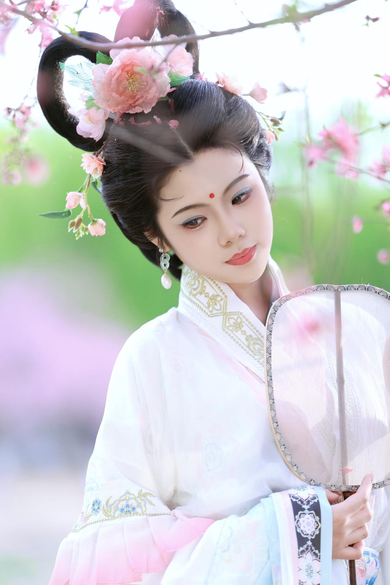 人面桃花相映红，谁懂啊拍到语文课本里的仙女了石家庄约拍 国风古韵 春日赏花 云想
