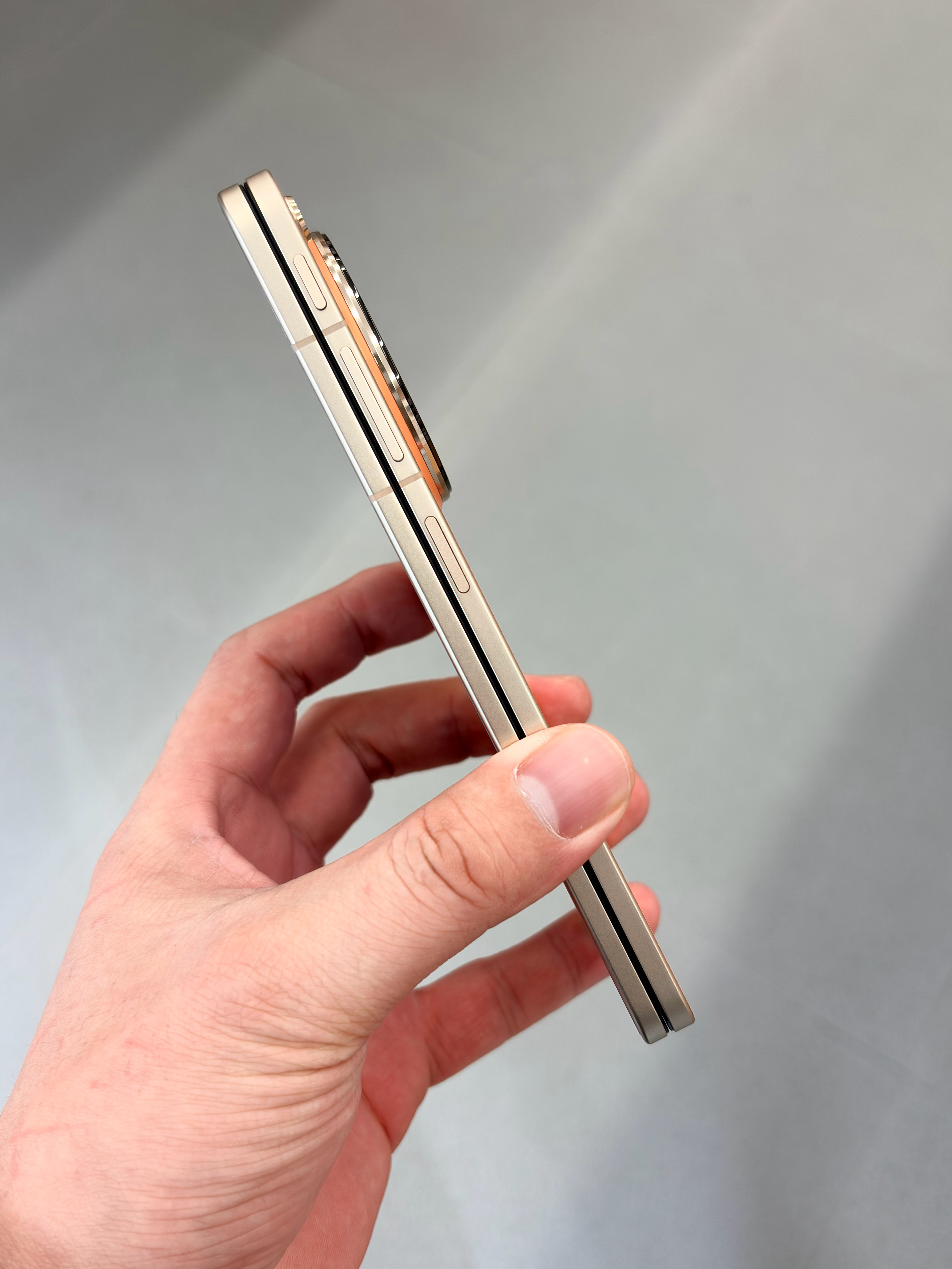 OPPO Find N6电源键总算放到了人类右手大拇指可以轻松按压到的位置，相对