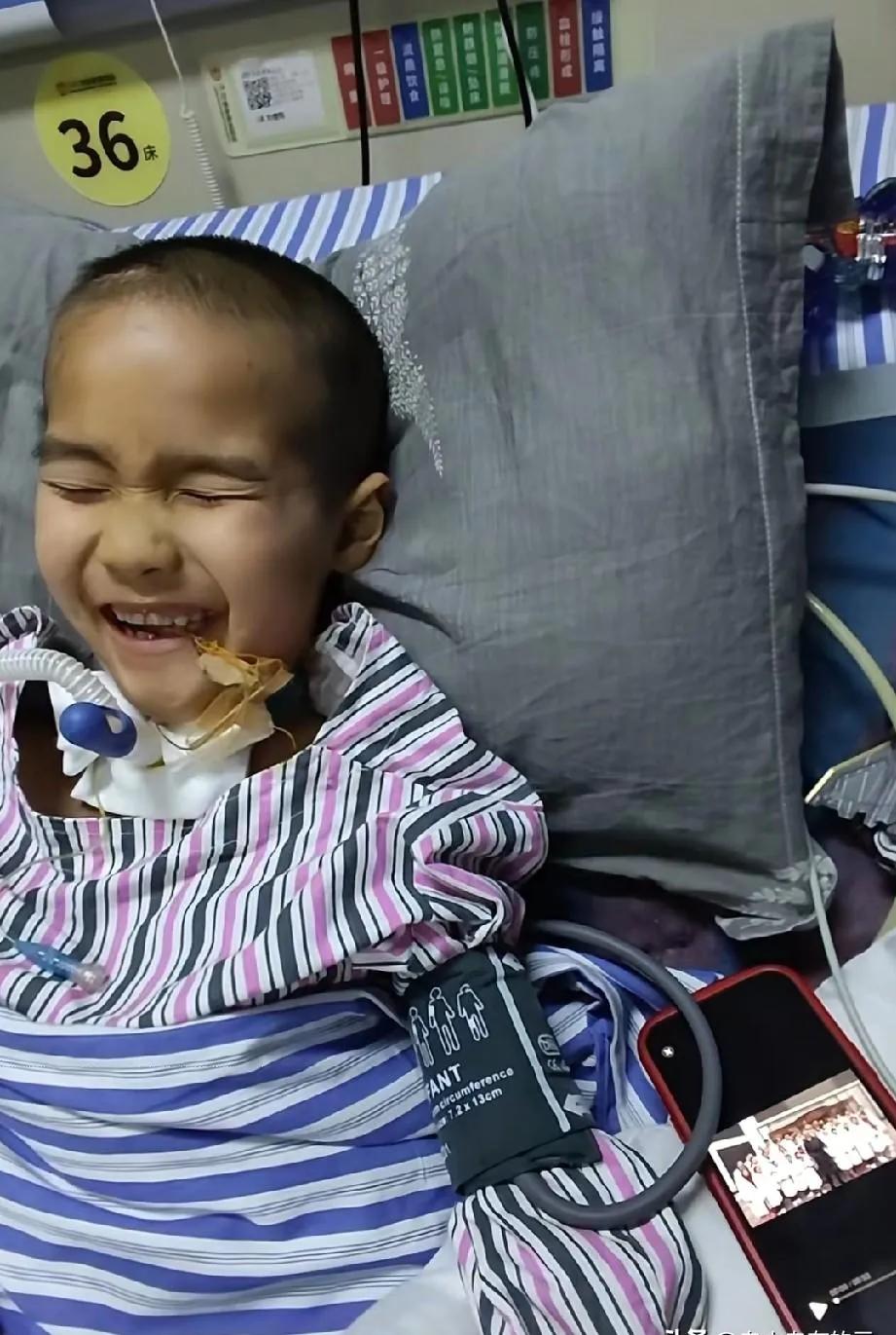 全网“云养”的那个昏迷男孩，刘楚熙，睁眼了。
不是半睁，是完完全全，睁开了。
那