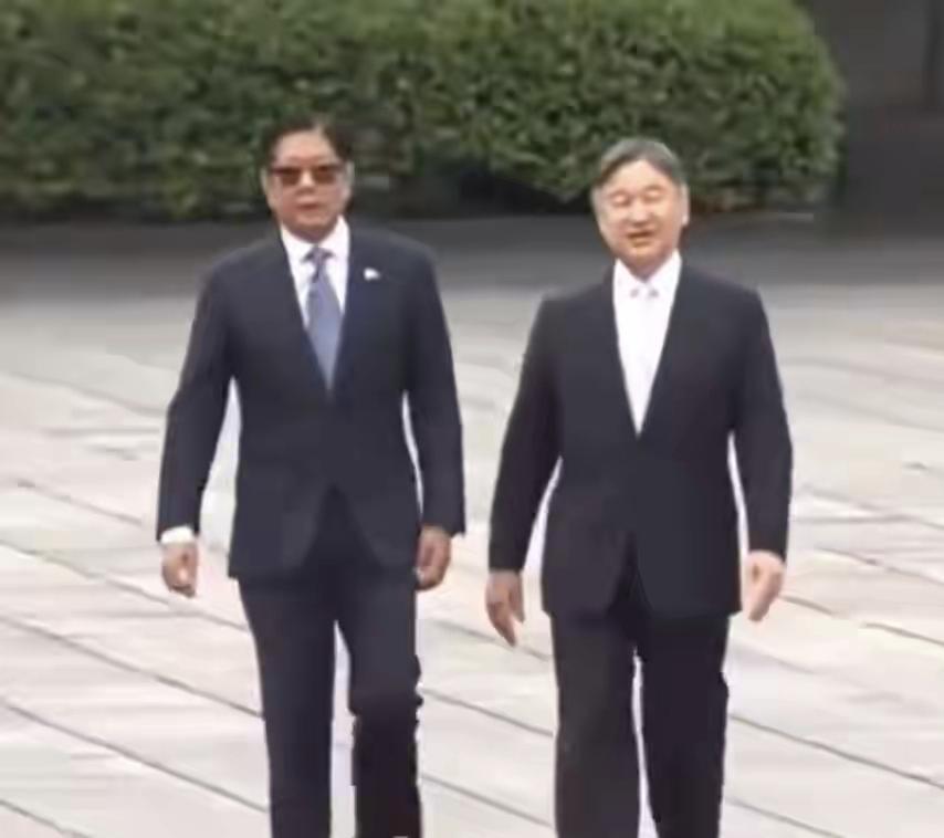高市早苗把天皇请出山，小马科斯墨镜都不摘——日本最后一张牌，打成了笑话


高市