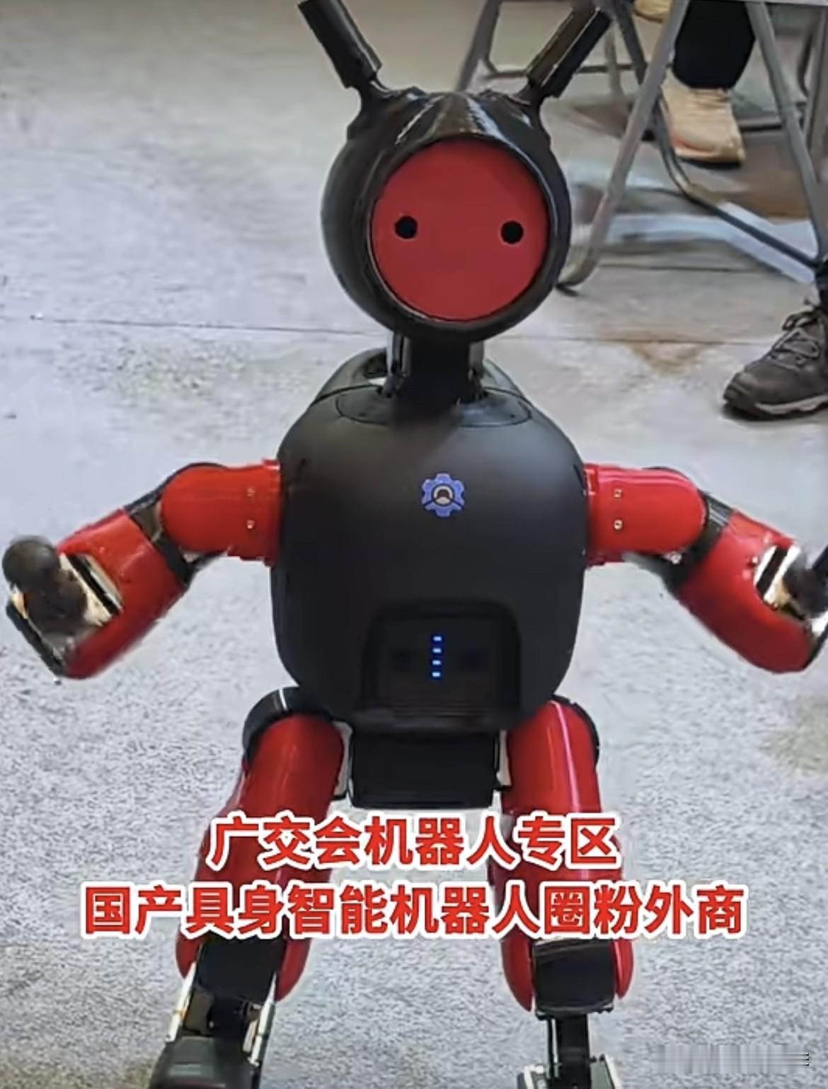 上联：春水春雨春草绿
   下联：秋风秋霜秋叶黄
               
