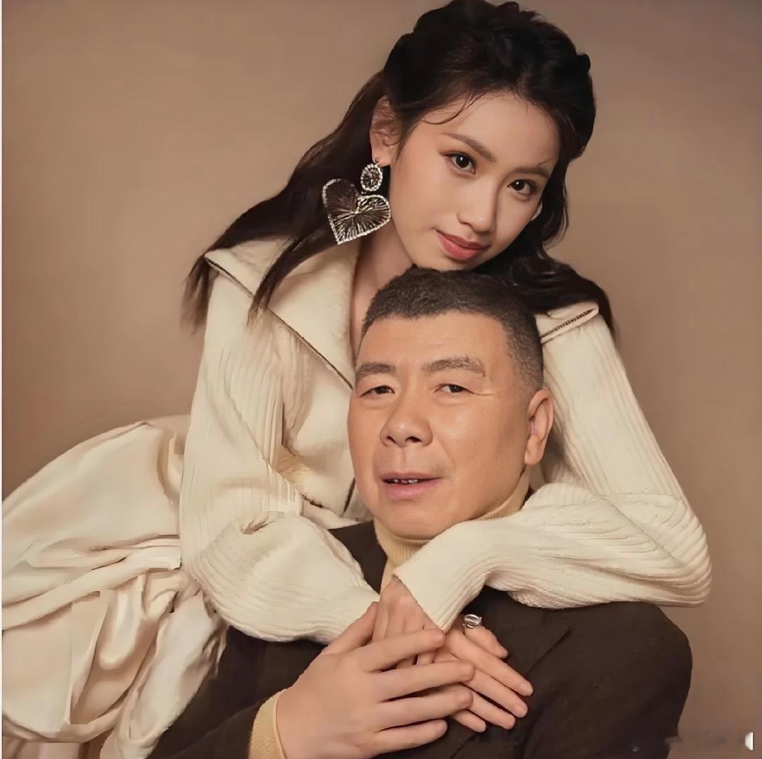 发现一个很有意思的细节 朵朵只要站在冯小刚身边 眼神就自带傲娇与挑衅 肢体动作格