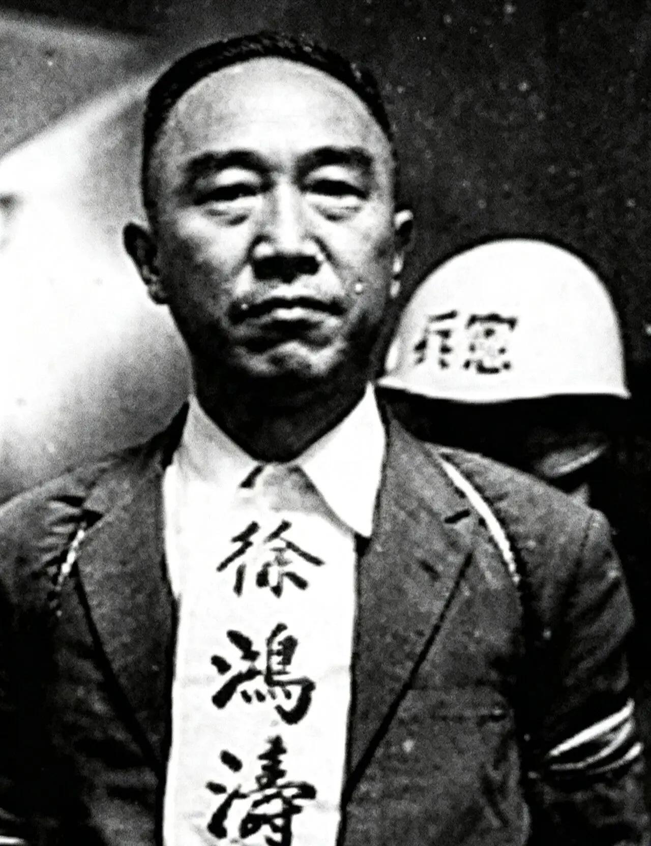 1960年，徐鸿涛烈士在台北马场町英勇就义前的最后留影，面对留档拍照的镜头，他昂