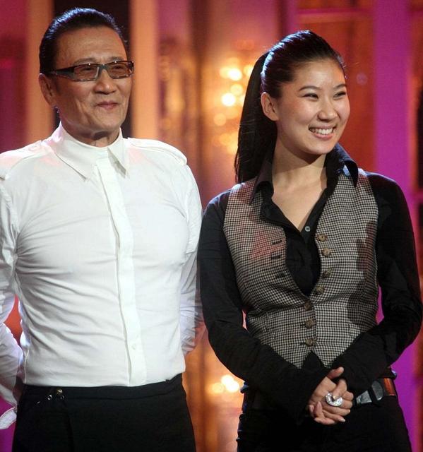 2018年，82岁的谢贤和33岁的女友C0C0分手，谢贤让谢霆锋拿来2000万给