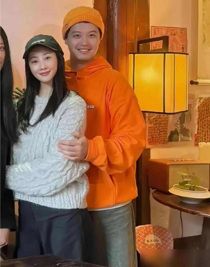 我朋友在戏组当演员，见过李纯。她悄悄跟我说，李纯根本不是大家所看到的那个样子——
