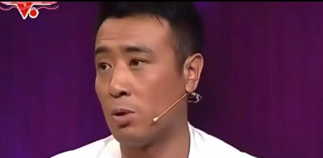 三哥在售楼处死死拉着于和伟的胳膊，红着眼眶小声说，你也得过日子，别硬撑了，他手心