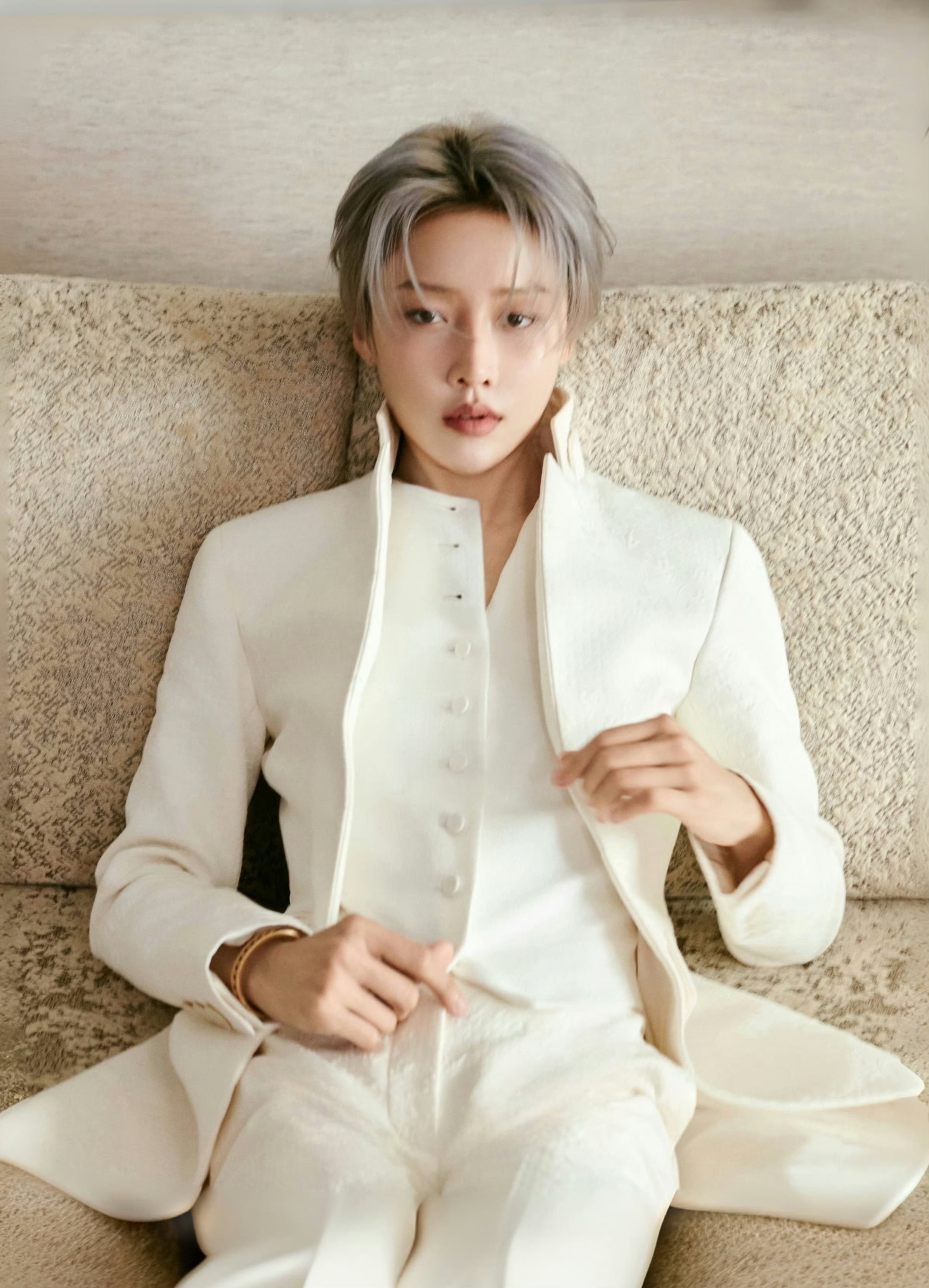   今天出席参加微博文化交流之夜红毯造型属实有些惊艳，白色燕尾服套装，清冷骨相搭