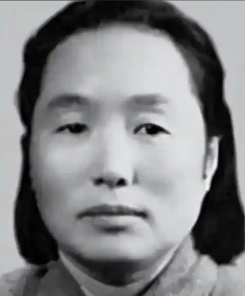 1937年，地主王学文突然发现一20岁女兵，昏倒在家门口。他四下看看无人，一下把