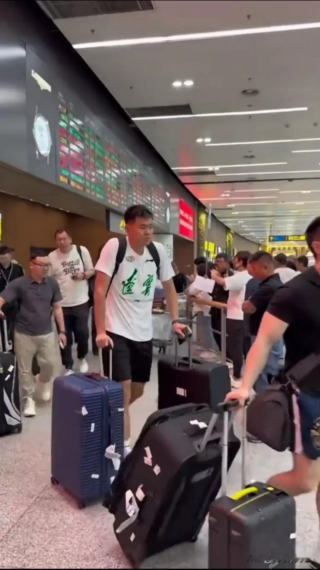 辽篮结束亚冠联赛征程，全队已于今天中午抵达沈阳桃仙机场。回顾辽篮的首届亚冠联赛，