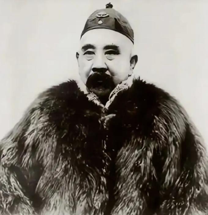 1917年，六十多岁的张勋枕着三姨太肚皮睡觉时，三姨太王克琴不过想换个姿势，张勋